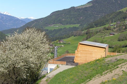 Betreiber von Fernheizwerken - im Bild das Fernheizwerk in Lüsen - können bis 13. Oktober um Gewährung von Beiträgen für die Erweiterung bestehender Anlagen ansuchen. (Foto: LPA/Landesagentur für Umwelt und Klimaschutz)