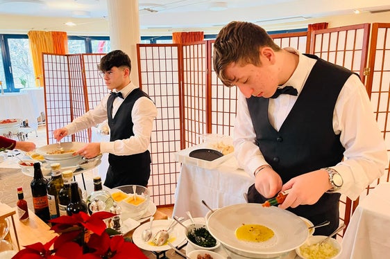 La Scuola alberghiera provinciale “Cesare Ritz” di Merano apre le porte agli studenti del futuro, che insieme alle loro famiglie potranno conoscere le numerose attività formative proposte dall'istituto. Appuntamento sabato 30 novembre, dalle ore 10 alle ore 14. (Foto: USP/Scuola alberghiera Cesare Ritz)