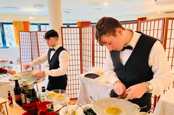 La Scuola alberghiera provinciale “Cesare Ritz” di Merano apre le porte agli studenti del futuro, che insieme alle loro famiglie potranno conoscere le numerose attività formative proposte dall'istituto. Appuntamento sabato 30 novembre, dalle ore 10 alle ore 14. (Foto: USP/Scuola alberghiera Cesare Ritz)