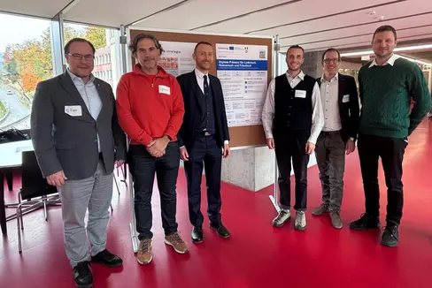“digidi” ha offerto l’occasione per un confronto tra i partner del progetto DIGI-RLF (da sinistra): il direttore dell’Agenzia Regionale per la Lingua Friulana William Cisilino, il responsabile per la digitalizzazione della Lia Rumantscha Igancio Perez Prat, il direttore di Ripartizione Mathias Stuflesser, il collaboratore del progetto DIGI-RLF Robert Sama, il segretario generale della Lia Rumantscha Andreas Gabriel e il coordinatore dei progetti UE della Ripartizione Amministrazione istruzione, formazione e Cultura ladina Stefan Graziadei. (Foto: USP/ Ripartizione Amministrazione istruzione, formazione e Cultura ladina)