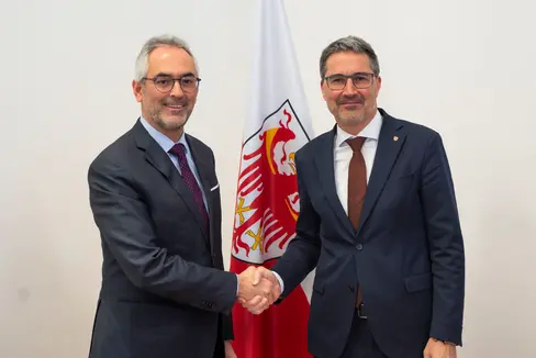 Tra i temi dell’incontro tra Robert Zampieri, nuovo direttore generale della Federazione Raiffeisen (a sinistra), e il presidente della Provincia Arno Kompatscher il rafforzamento e l'espansione del sistema cooperativo in Alto Adige (Foto: ASP/Fabio Brucculeri)