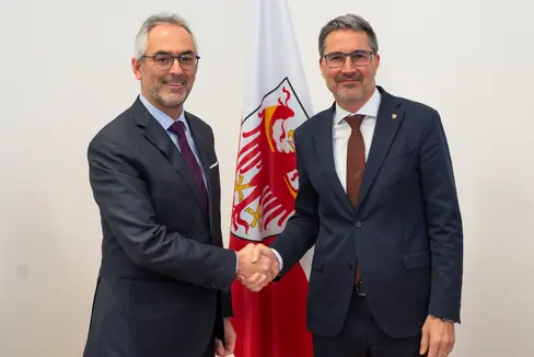 Tra i temi dell’incontro tra Robert Zampieri, nuovo direttore generale della Federazione Raiffeisen (a sinistra), e il presidente della Provincia Arno Kompatscher il rafforzamento e l'espansione del sistema cooperativo in Alto Adige (Foto: ASP/Fabio Brucculeri)