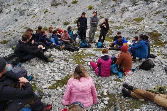 Lezione alle pendici del ghiacciaio per i partecipanti al camp di glaciologia 2024, un’iniziativa congiunta della Ripartizione pedagogica del Dipartimento Istruzione e Formazione tedesca e della Direzione Istruzione, Formazione e Cultura ladina, in collaborazione con le scuole partner della Germania nell’ambito di un progetto Erasmus+. (Foto: USP/Dipartimento Istruzione e Formazione tedesca/Christian Aspmair)