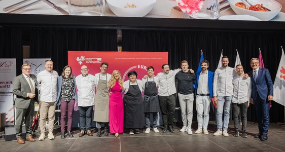 Nuef di/dla dodesc cueghes fova prejënc pra la gala da sëira: fotografia de grupa (Foto: USP/Bernhard Aichner)