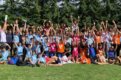 Natur trifft Kultur steht auch in diesem Jahr wieder das EuregioSommerCamp, das von 7. bis 14. August in San Valentino im Trentino stattfindet. Im Bild das Camp von 2019 in Toblach (Foto: LPA/Euregio)