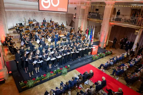 Zum Auftakt des Festaktes spielten die Musikerinnen und Musiker des Haydn Orchesters die italienische Nationalhymne und die österreichische Bundeshymne, während die Feierstunde mit Beethovens Ode an die Freude - gesungen vom Landesjugendchor - ausklang. (Foto: LPA/Bernhard Aichner)