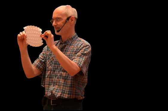 Il relatore Norbert Hungerbühler durante la sua presentazione sui fondamenti matematici della piegatura della carta. (Foto: USP/Direzione Istruzione e Formazione tedesca/Margit Pichler)