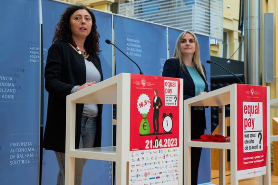 La ricercatrice AFI Maria Elena Iarossi (a sinistra) ha fornito i dati sul divario retributivo di genere in Alto Adige (Foto: ASP/Fabio Brucculeri)