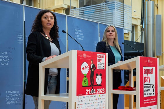 La ricercatrice AFI Maria Elena Iarossi (a sinistra) ha fornito i dati sul divario retributivo di genere in Alto Adige (Foto: ASP/Fabio Brucculeri)