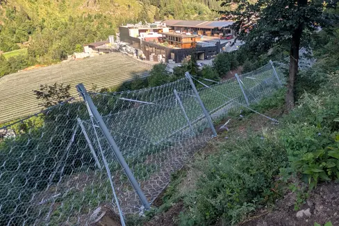 Zwischen Bozen und dem Sarntal laufen Arbeiten zur Errichtung von Steinschlagschutzbarrieren oberhalb der Sarntaler Straße und der Penser-Joch-Straße (SS 508). Ziel ist die Verringerung des Steinschlagrisikos im Abschnitt zwischen Kilometer 15+300 und 15+900. (Foto: LPA/Ressort Infrastrukturen und Mobilität)