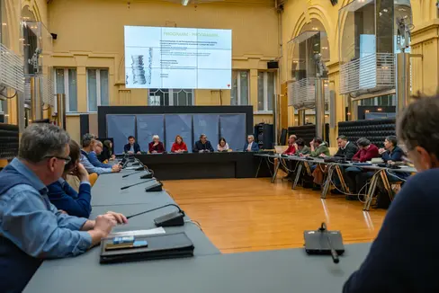 Landeshauptmann Arno Kompatscher und Soziallandesrätin Rosmarie Pamer haben heute (29. November) mit Vertreterinnen und Vertretern der Gewerkschaften, der Patronate und der Steuerbeistandszentren über eine neue Leistung gesprochen, mit der ältere Menschen, die über niedrige Einnahmen verfügen, unterstützt werden. (Foto: LPA/Greta Stuefer)