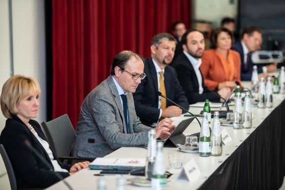 L'assessora provinciale Waltraud Deeg (prima da sinistra) ha ringraziato i Grigioni per la soluzione temporanea e non burocratica da parte dell'Istituto delle assicurazioni sociali del Cantone dei Grigioni a un problema di pagamento degli assegni familiari ai frontalieri altoatesini. (Foto: ASP/Ivo Corrà)