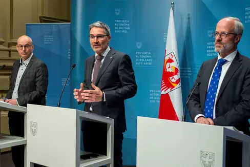 Nella conferenza stampa tenutasi oggi (1° marzo), il Dipartimento alla salute e l'Azienda sanitaria hanno illustrato le sfide del sistema sanitario altoatesino e gli sviluppi attuali. Da sin. Günther Burger, direttore Dipartimento salute, Arno Kompatscher, presidente della Provincia ed assessore alla salute, Florian Zerzer, direttore generale dell'Azienda sanitaria (Foto: ASP/Fabio Brucculeri)