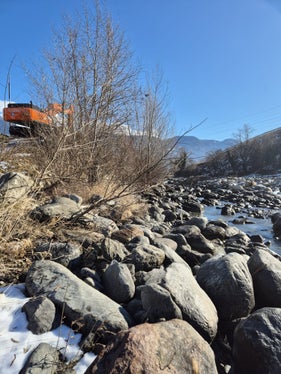 Le squadre dei Bacini montani stanno sistemando il letto del fiume sulla sponda orografica sinistra dell’Adige, sotto la pista ciclabile all’uscita MeBo di Lagundo, con contestuale installazione di pennelli e scogli per i pesci. (Foto: USP/Ufficio Sistemazione bacini montani sud dell’Agenzia per la Protezione civile)