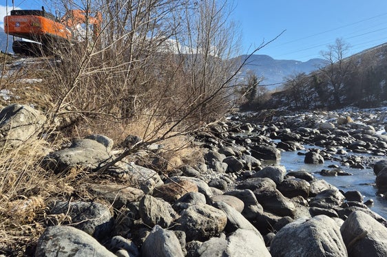Le squadre dei Bacini montani stanno sistemando il letto del fiume sulla sponda orografica sinistra dell’Adige, sotto la pista ciclabile all’uscita MeBo di Lagundo, con contestuale installazione di pennelli e scogli per i pesci. (Foto: USP/Ufficio Sistemazione bacini montani sud dell’Agenzia per la Protezione civile)