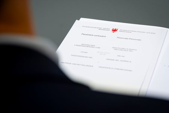 La strategia di sostenibilità, il bilancio provinciale e le questioni organizzative sono stati i temi all'ordine del giorno della clausura di lavoro della Giunta provinciale a Palazzo Widmann. (Foto: ASP/Fabio Brucculeri)