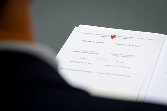 Der Nachhaltigkeitsplan, ein Einblick in den Landeshaushalt, aber auch organisatorische Fragen standen auf der Tagesordnung bei der Arbeitsklausur der Landesregierung im Landhaus 1 in Bozen. (Foto: LPA/Fabio Brucculeri)