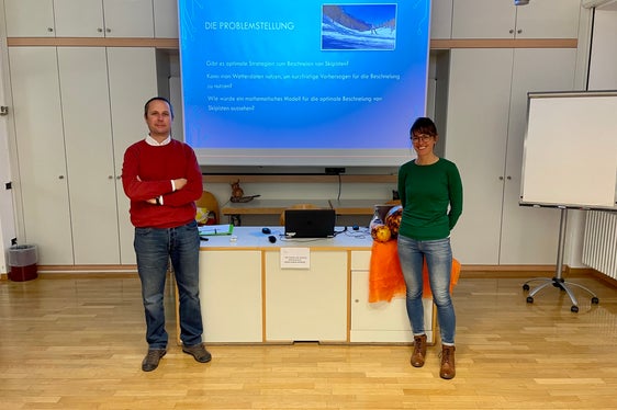 Beschneiung von Skigebieten: Landesmeteorologe Günther Geier stellt den Teilnehmenden seine Aufgabenstellung vor. (Foto: LPA/Deutsche Bildungsdirektion/Christof Wiedemair)