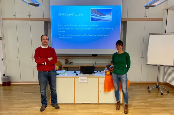 Beschneiung von Skigebieten: Landesmeteorologe Günther Geier stellt den Teilnehmenden seine Aufgabenstellung vor. (Foto: LPA/Deutsche Bildungsdirektion/Christof Wiedemair)