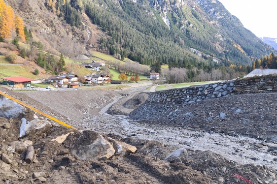 Dammbauten und Uferschutz am Toffríngbach vor ein, zwei Wochen, noch herbstlich (Foto: LPA/Landesamt für Wildbach- und Lawinenverbauung Nord in der Agentur für Bevölkerungsschutz)