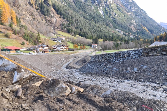 Dammbauten und Uferschutz am Toffríngbach vor ein, zwei Wochen, noch herbstlich (Foto: LPA/Landesamt für Wildbach- und Lawinenverbauung Nord in der Agentur für Bevölkerungsschutz)