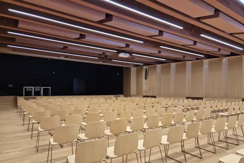 Su proposta dell’assessore alle Opere pubbliche Christian Bianchi, la Giunta provinciale ha autorizzato la stipula di una convenzione con il Comune di Vipiteno per il cofinanziamento dell’Aula magna della scuola media di Vipiteno, già realizzata e riqualificata. (Foto: USP)