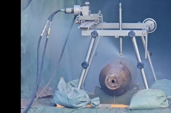 Con uno speciale dispositivo l'involucro della bomba è stato smantellato ad alta pressione utilizzando acqua e polvere di marmo. (Foto: USP/2° Reggimento Genio Guastatori di Trento)
