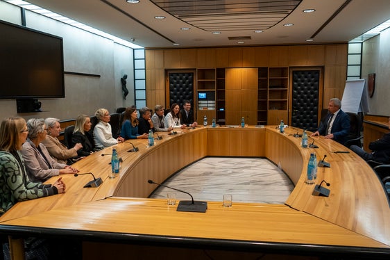 Das Projekt Frauen in Führung! der Landesverwaltung ist in Mailand vom italienischen Verband für Personalmanagement AIDP ausgezeichnet worden. Der Landeshauptmann hat gestern die Initiatorinnen beglückwünscht. (Foto: LPA/Fabio Brucculeri)