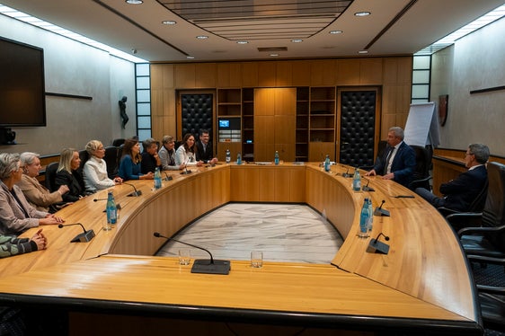Das Projekt Frauen in Führung! der Landesverwaltung ist in Mailand vom italienischen Verband für Personalmanagement AIDP ausgezeichnet worden. Der Landeshauptmann hat gestern die Initiatorinnen beglückwünscht. (Foto: LPA/Fabio Brucculeri)