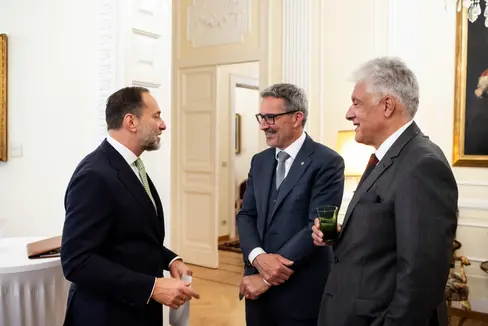 Landeshauptmann Arno Kompatscher (Mitte) tauschte sich einen Tag nach Genehmigung der Autonomiereform in der österreichischen Botschaft in Rom mit Botschafter Michael Rendi (links) und Generalkonsul Wolfgang Lukas Strohmayer aus. (Foto: LPA/Ivo Corrà)