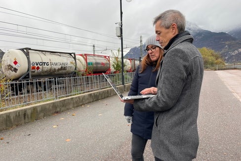 Die Lärmmessungen der fixen Messstation in Salurn sollen die weitere Entwicklung der Lärmbelastung entlang der Brennerachse überwachen. Seit 2018 ist der Trend bei der Lärmbelastung leicht rückläufig, erklären Amtsdirektor Georg Pichler (r.) und die Projektverantwortliche Marta Marini. (Foto: LPA/Landesagentur für Umwelt und Klimaschutz)