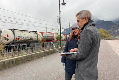 Die Lärmmessungen der fixen Messstation in Salurn sollen die weitere Entwicklung der Lärmbelastung entlang der Brennerachse überwachen. Seit 2018 ist der Trend bei der Lärmbelastung leicht rückläufig, erklären Amtsdirektor Georg Pichler (r.) und die Projektverantwortliche Marta Marini. (Foto: LPA/Landesagentur für Umwelt und Klimaschutz)