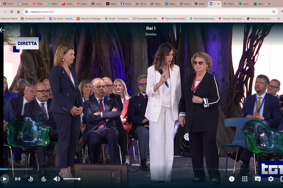 L'assessore Alfreider (a destra, seduto) nel corso della presentazione del Museo del Presente e della lotta alle mafie, andata in onda in diretta su Rai 1. (Foto: ASP)