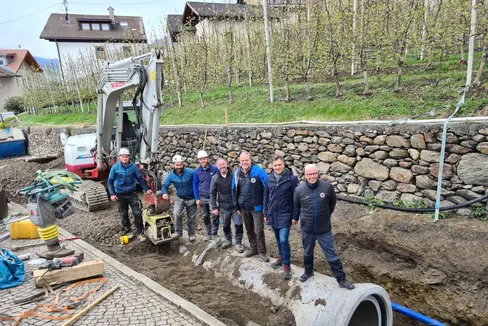 Gelungene Zusammenarbeit von Wildbachverbauung und Gemeinde bei den Arbeiten zur Potenzierung der Infrastukturen Hochhueb und der Verlegung der Tscharserquelle im Dorfbereich von Tschars (von links): Peter Reich, Elmar Abler, Tobias Nischler, Gemeindereferent Thomas Plack, Direktor des Landesamtes für Wildbachverbauung West Peter Egger, Bauleiter für die Gemeinde, Projektant und Sicherheitskoordinator Michael Pohl, Wildbachverbauung-Bauleiter Roland Schweitzer (Foto: LPA/Landesamt für Wildbach- und Lawinenverbauung West)