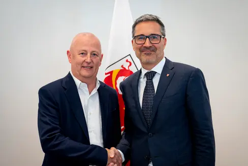 Il presidente dell'Unione provinciale dei corpi dei vigili del fuoco volontari dell'Alto Adige Martin Künig (a sinistra) ha fatto visita il 29 maggio all'assessore alla Protezione civile e presidente della Provincia Arno Kompatscher. (Foto: USP/Fabio Brucculeri)