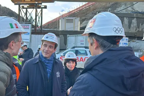 Il commissario di Governo e amministratore delegato della Società Infrastrutture Milano Cortina 2026, Luigivalerio Sant’Andrea, nel corso del sopralluogo al cantiere della circonvallazione di Perca. A destra, di spalle, il consigliere provinciale Daniel Alfreider. (Foto: ASP)