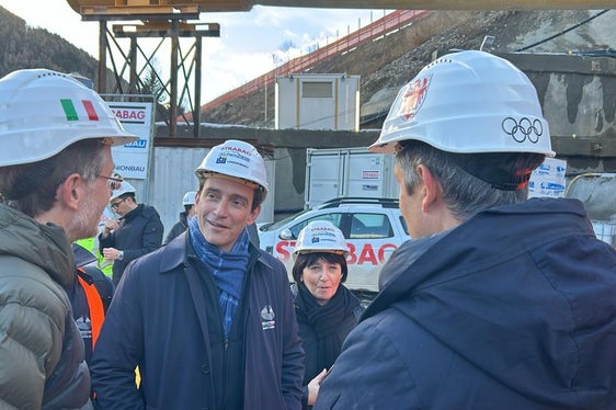Lokalaugenschein auf der Baustelle für die Umfahrung Percha: Simico-Verwalter Luigivalerio Sant’Andrea im Gespräch mit den Technikern und politischen Vertretern. (Foto: LPA)