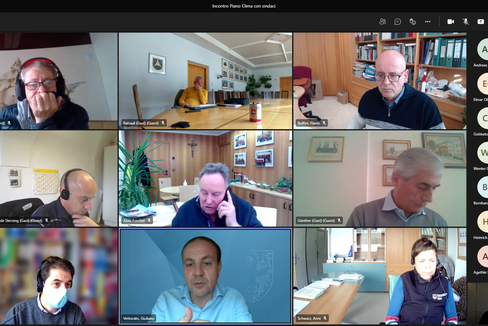 L’assessore all’ambiente e all’energia Giuliano Vettorato ha illustrato oggi ai sindaci dell’Alto Adige i punti principali della bozza di aggiornamento del Piano Clima Energia – Alto Adige 2050. (Foto ASP)