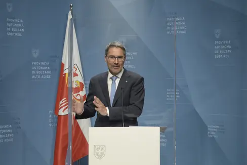 Il presidente Arno Kompatscher nel corso della conferenza stampa odierna (Foto: ASP/Fabio Brucculeri)