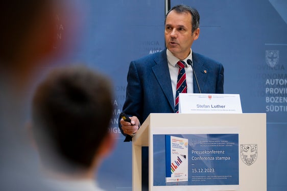 Der Direktor des Arbeitsmarktservice, Stefan Luther, hat heute den neuen Arbeitsmarktbericht und ausgewählte Details zu den vielfältigen Entwicklungen auf dem Südtiroler Arbeitsmarkt im Sommerhalbjahr 2023 vorgestellt. (Foto: LPA/Fabio Brucculeri)