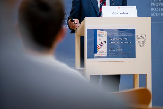 Il direttore del Servizio mercato del lavoro, Stefan Luther, ha presentato oggi il nuovo rapporto sul mercato del lavoro e alcuni dettagli sui diversi sviluppi del mercato del lavoro altoatesino nel semestre estivo 2023. (Foto: ASP/Fabio Brucculeri)