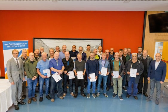 Gruppenfoto bei der Pensionistenfeier der Wildbachverbauung in der Agentur für Bevölkerungsschutz mit Landeshauptmann und Bevölkerungslandesrat Arno Kompatscher (im Zentrum), Direktor der Agentur für Bevölkerungsschutz Klaus Unterweger (ganz links), Direktor des Landesamtes für Wildbach- und Lawinenverbauung Süd Thomas Thaler (Zweiter von links), Direktor des Landesamtes für Wildbach- und Lawinenverbauung Nord Philipp Walder (ganz rechts), Direktor des Landesamtes für Wildbach- und Lawinenverbauung West und stellvertretender Direktor des Funktionsbereichs Wildbachverbauung Peter Egger (Zweiter von rechts) (Foto: LPA/Bernhard Aichner)