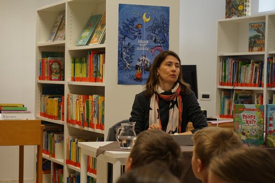 Die süddeutsche Illustratorin Vera Schmidt bei der Frühjahrslesewoche 2023 (Foto: LPA/Daniela Huebser)