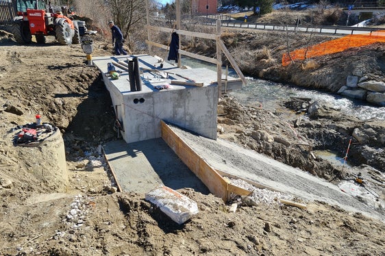 Tra la caserma dei Carabinieri e la strada statale della Val Pusteria a Prato alla Drava è in fase di costruzione la nuova sede della stazione idrometrica della Drava (Foto: Ufficio idrologia e dighe/Stefan Ghetta)