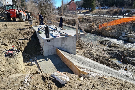 Tra la caserma dei Carabinieri e la strada statale della Val Pusteria a Prato alla Drava è in fase di costruzione la nuova sede della stazione idrometrica della Drava (Foto: Ufficio idrologia e dighe/Stefan Ghetta)