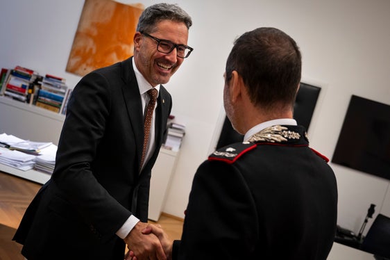 Ein herzliches Willkommen unter Bekannten: Landeshauptmann Arno Kompatscher begrüßte Stefano Paolucci in Bozen. Der Brigadegeneral hatte bereits 2015 bis 2018 das Landeskommando Bozen der Carabinieri geleitet. Nun übernimmt er das Kommando der Region Trentino-Südtirol. (Foto: LPA/Fabio Brucculeri)