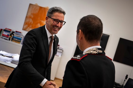 Un gradito ritorno a Bolzano, quello del generale di Brigata Stefano Paolucci. Anche per il presidente della Provincia autonoma di Bolzano, Arno Kompatscher, che ha subito ricevuto a Palazzo Widmann il nuovo comandante della Legione Carabinieri Trentino-Alto Adige, insediatosi solo venerdì scorso. (Foto: USP/Fabio Brucculeri)