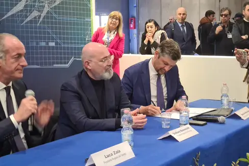 Mobilitätslandesrat Daniel Alfreider unterzeichnete das Einverständnisprotokoll zur Logistik für das Land Südtirol. (Foto: Presseamt Region Trentino-Südtirol/Davide Cordua)