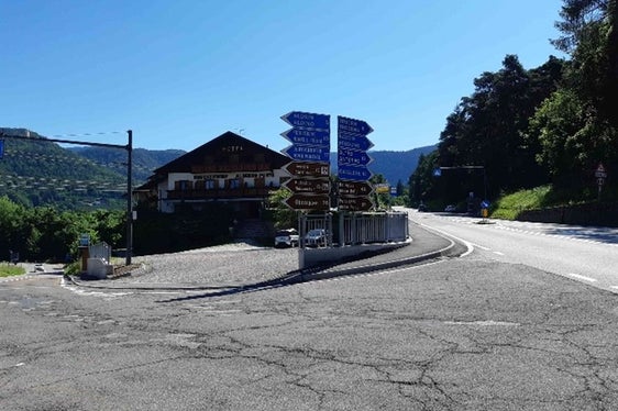 Die Abzweigung Richtung Aldein auf der Staatstraße 48 nach den Sicherungsarbeiten (Foto: LPA/Landesamt für Straßenbau Mitte-Süd)