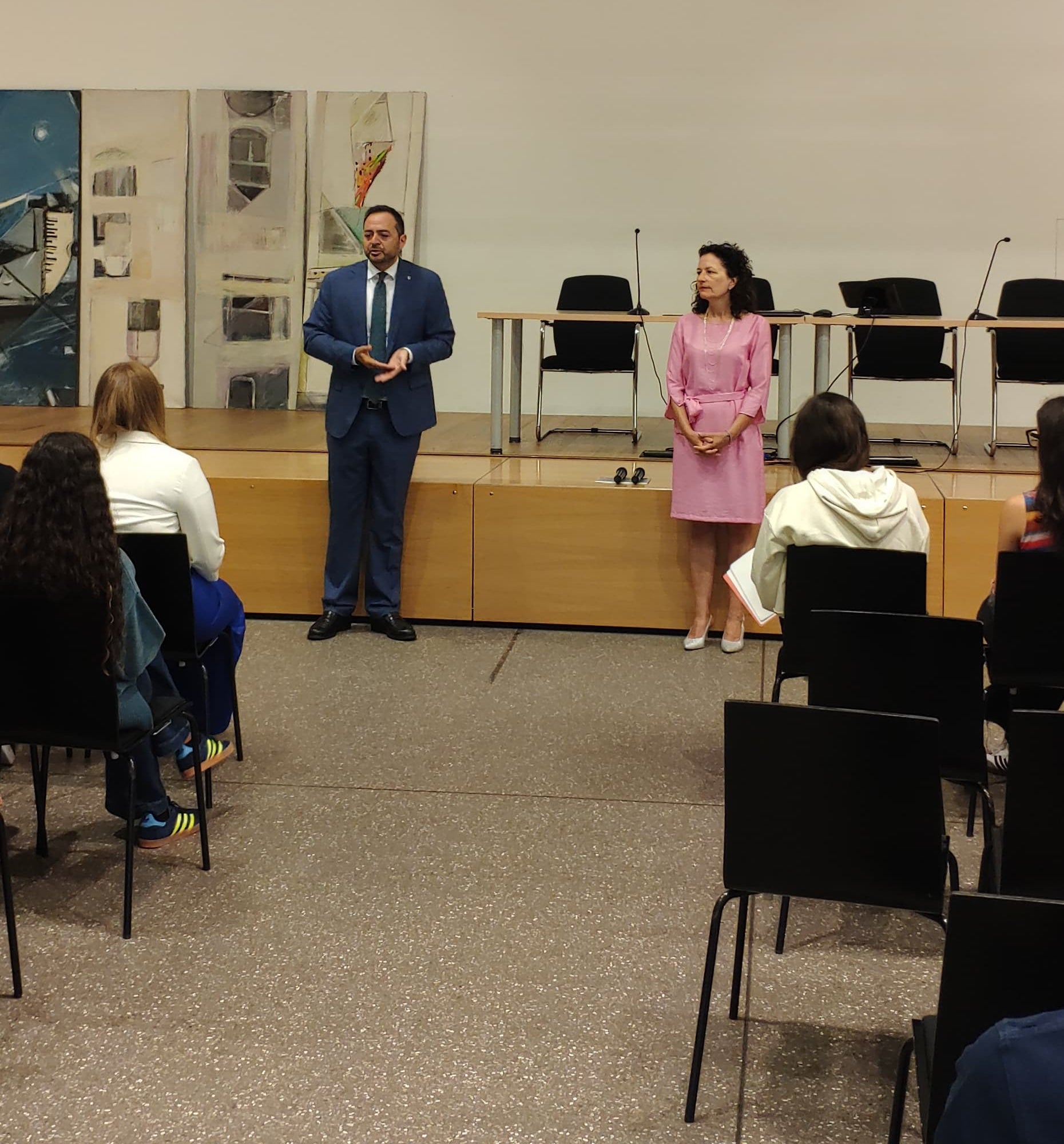 Il vicepresidente e assessore all'Istruzione italiana Marco Galateo all'incontro con studenti e docenti del Liceo Carducci di Bolzano affiancato dalla dirigente Cristina Crepaldi (Foto: USP)